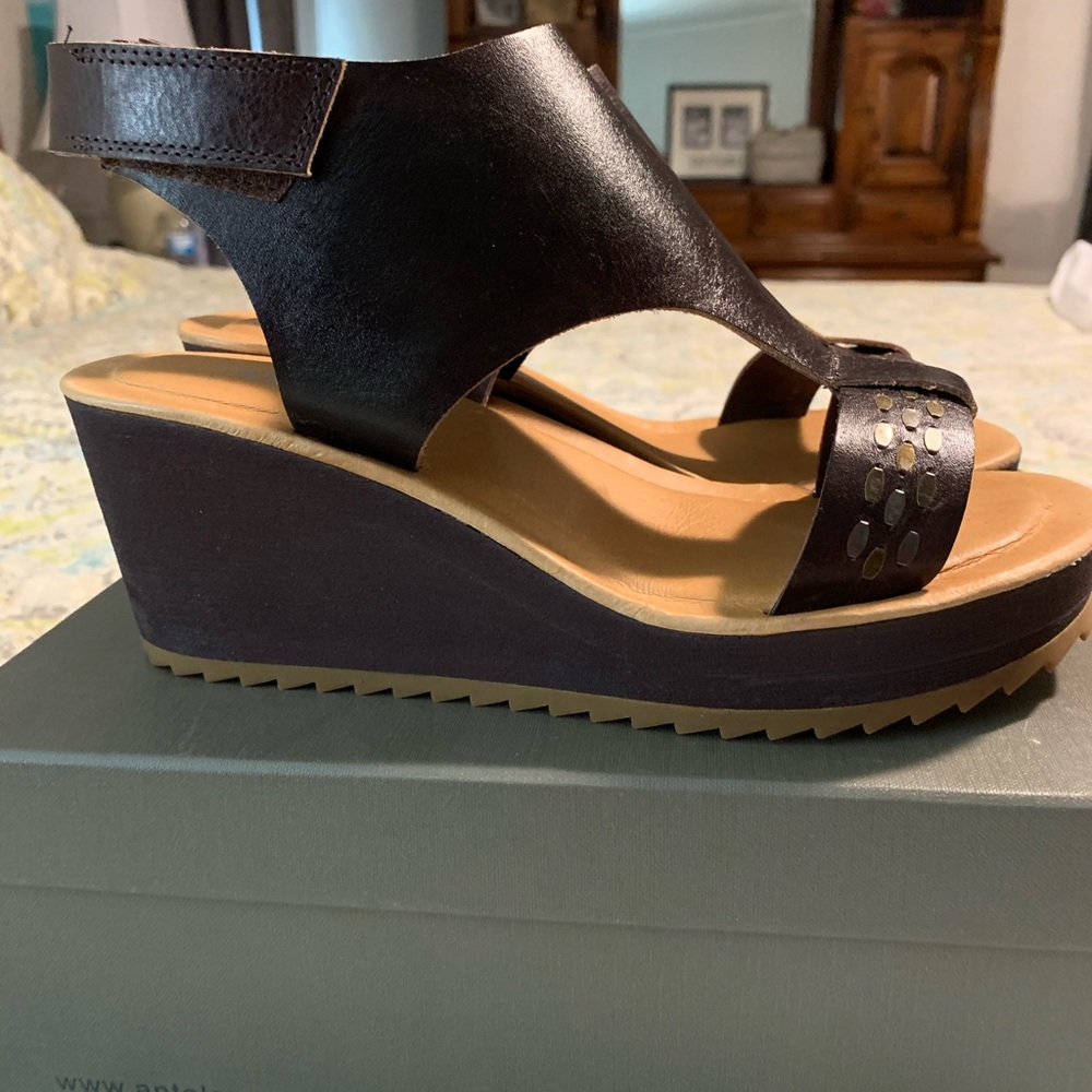 Antelope sandals